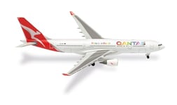 Herpa Maquette Avion Qantas Airbus A330-200 Pride is in The Air – VH-EBL, echelle 1/500, Model, pièce de Collection, d'avion sans Support, Figurine Metal