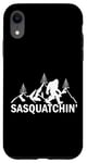 Coque pour iPhone XR Explorez l'aventure Silhouette de Sasquatch en plein air