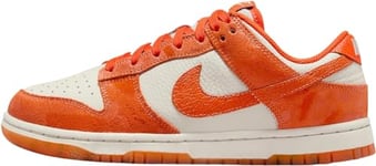 Nike Femme Dunk Low Sneaker, Light Bone Safety Orange Laser Orange, 42 EU