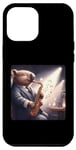 Coque pour iPhone 13 Pro Max Wombat joue du saxophone dans un club de jazz confortable et faiblement éclairé. Notes