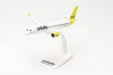 Herpa Airbus A220-300 AirBaltic échelle 1:200-Snap-Fit, réduit d'avion, d'objet de Collection, décoration enfichable avec Pied en Plastique modèle Miniature, 613637, Multicolore