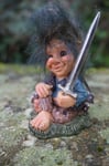 50228 A  KORRIGAN EPEE  FIGURINE POILU TROLL NORVEGIEN LUTIN  PIXIES FARFADET