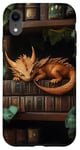 Coque pour iPhone XR Petit dragon endormi sur une bibliothèque