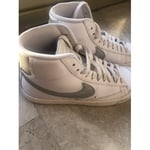 Baskets montantes Nike  Baskets Nike Blazer Mid Blanches et argentées