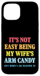 Coque pour iPhone 15 Ce n'est pas facile d'être le bonbon pour les bras de ma femme - Funny Husband