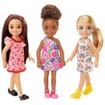 Barbie Coffret 3 Poupées Chelsea (15 cm), chacune avec Robe et Chaussures Amovibles avec arcs-en-Ciel, Fleurs ou Cerises, Jouet Enfant, Dès 3 Ans, HJV92
