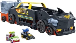 Hot Wheels RacerVerse Batman Évasion Voiture et Piste avec véhicule Qui se transforme en Piste de Course 3 Voies avec 1 Batman en métal et 1 Voiture de Course Joker, HXN21