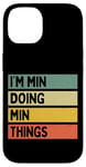 Coque pour iPhone 14 Citation personnalisée humoristique I'm Min Doing Min Things