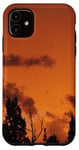 Coque pour iPhone 11 Sapins, nuages et ciel ombré orange doré