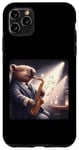 Coque pour iPhone 11 Pro Max Wombat joue du saxophone dans un club de jazz confortable et faiblement éclairé. Notes