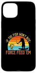 Coque pour iPhone 15 Plus Bowfishing Force Feed Them, pêcheur, arc et flèche