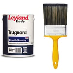 Leyland Trade 264725 Truguard Smooth Masonry Paint - Brilliant White 5L & ProDec PR4GY Flat Masonry Paint Brush for Rapid Application of Smooth and Textured Masonry Paints