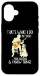 Coque pour iPhone 16 That What I Do I Pet Dogs I Play Guitars & I Know Things