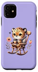 Coque pour iPhone 11 Mignon guépard buvant du café dans une chaise à bascule sur violet
