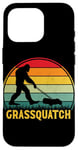 Coque pour iPhone 16 Pro Grassquatch Sasquatch Bigfoot Tondeuse à gazon vintage rétro