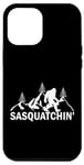 Coque pour iPhone 14 Plus Explorez l'aventure Silhouette de Sasquatch en plein air