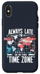 Coque pour iPhone X/XS Always Late I'm My Own Time Zone Jeu de mots drôle Sarcasme Carte du monde