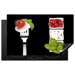 KitchenYeah© Protection Plaque Induction 85x52 cm Protege Deco Cuisine Cache Protège De Cuisson Accessoires Herbes - Tomate - Mozzarella - Caprese - 85x52 cm