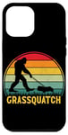 Coque pour iPhone 12 Pro Max Grassquatch Sasquatch Bigfoot Tondeuse à gazon vintage rétro