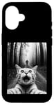 Coque pour iPhone 16 T-shirt drôle chat selfie avec Bigfoot