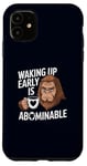 Coque pour iPhone 11 Se réveiller tôt est abominable: café humoristique et sasquatch