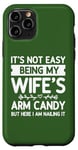 Coque pour iPhone 11 Pro Ce n'est pas facile d'être le bonbon pour les bras de ma femme - Funny Husband