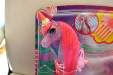 CHEVAL BARBIE AVEC LICORNE NEUF DREAMTOPIA friandises rose 