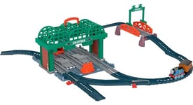 Thomas et ses Amis La Gare des Quatre Vents avec coffret de jeu 2-en-1 et mallette de rangement, avec la locomotive Thomas et un wagon, Jouet Enfant, Dès 3 ans, HGX63