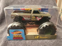 HOT WHEELS MONSTER TRUCK 1/24 OVERSIZED V8 BOMBER NEW BOXED