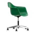 Vitra - Eames RE Plastic Armchair PACC 17 Emerald, Castors Soft - Kontorsstolar - Charles & Ray Eames - Grön