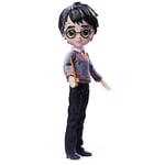 POUPÉE 20 CM HARRY POTTER WIZARDING WORLD - Poupée figurine Articulée Harry Potter 20 cm - Avec Baguette Magique et Tenue Uniforme Poudlard à collectionner - 6061836 - Jouet Enfant 5 ans et +