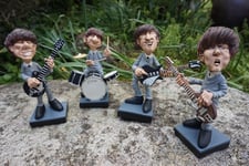 841.0002  4 FIGURINES  TOTALITE GROUPE THE BEATLES  POP STAR WARREN STRATFORD