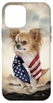 Coque pour iPhone 12 mini Chihuahua enveloppé dans un drapeau américain debout parmi les montagnes