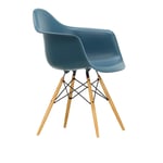 Vitra - Eames Plastic Armchair DAW - 83 Sea Blue - Golden Maple - Matstolar - Charles & Ray Eames - Blå - Metall/Trä/Plast