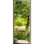 Sticker mural décoratif pour porte, trompe l'oeil porte ouverte avec vue sur verger, coin détente avec table et chaises sous pommier, 204 cm x 83 cm