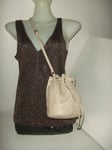 COCCINELLE PETIT SAC BOURSE EN BANDOULIÈRE BEIGE EN CUIR