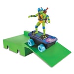 TORTUGAS NINJA Figurine Leonardo sur Planche à roulettes motorisée, 10 Tours pour Trottinette, Rampe et Figurine d'action articulée 12 cm du Film Chaos Mutant garçons et Filles + 4 Ans