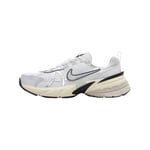 Nike Femme V2K Run Sneaker, Summit White Metallic Silver, 37.5 EU