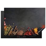 KitchenYeah© Protege Plaque Tapis Pour Induction 77x51 cm Deco Cuisine Protection Vitrocéramique Pour Cuisiniere Herbes - Aliments - Épice - Noir - Paprika - Cannelle