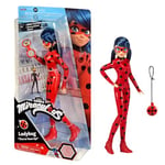 Bandai - Miraculous Ladybug - Poupée articulée Ladybug - Ladybug avec son yoyo en mode téléphone - Costume effet vinyle - Licence Officielle - Poupée mannequin 26 cm - Jouet Enfant 4 ans et + - P50028