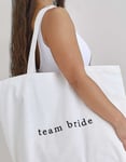 Hvit Brodert "Team Bride" Tote Bag/Bærenett 55x72 cm - Modern Luxe