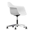 Vitra - Eames RE Plastic Armchair PACC 85 Cotton White, Castors Soft - Skrivbordsstolar - Charles & Ray Eames - Vit