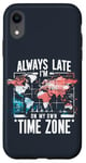 Coque pour iPhone XR Always Late I'm My Own Time Zone Jeu de mots drôle Sarcasme Carte du monde