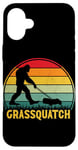 Coque pour iPhone 16 Plus Grassquatch Sasquatch Bigfoot Tondeuse à gazon vintage rétro