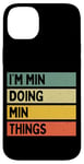 Coque pour iPhone 14 Plus Citation personnalisée humoristique I'm Min Doing Min Things