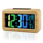 Ayybboo Réveil Numérique en Bois,Horloge Digitale avec Chiffres en Couleur et Grand Écran LCD,Capteur de Luminosité et Fonction Snooze,Alimentation par Batterie ou Câble (Câble de 1,5M Inclus)