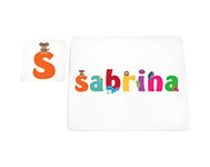 Little Helper LHV-SABRINA-COASTERANDPLACEMAT-15IT Dessous de verre et sets de table avec finition brillante, personnalisés pour filles, prénom Sabrina, multicolore, 21 x 30 x 2 cm