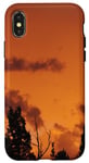 Coque pour iPhone X/XS Sapins, nuages et ciel ombré orange doré