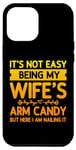Coque pour iPhone 15 Plus Ce n'est pas facile d'être le bonbon pour les bras de ma femme - Funny Husband