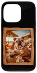 Coque pour iPhone 13 Pro Bulldog à la table de plage avec boisson